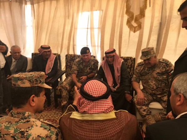 خلال تقديمه التعازي بشهداء القوات المسلحة الأردنية.. الملك عبد الله يظهر بالزي العسكري