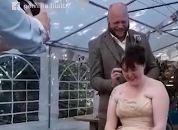 فيديو:عروس تَحْلِق شَعرها في زفافها.. لن تُصَدّق السبب