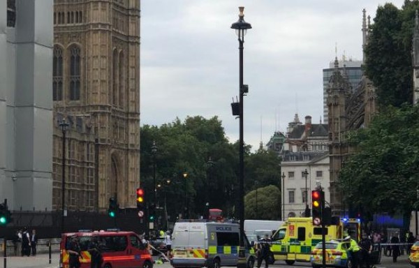 إصابات جراء اصطدام سيارة بحاجز أمام البرلمان البريطاني والشرطة تعتقل السائق