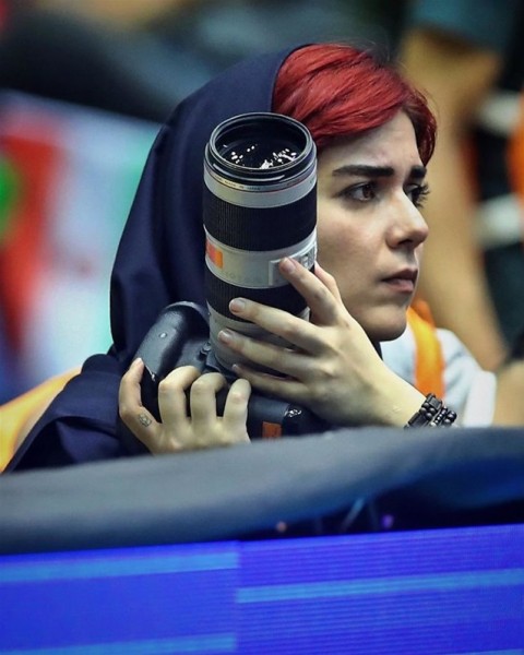 شاهد كيف تغلبت مصورة إيرانية بحيلة ذكية على قرار منع دخول النساء للمباريات؟