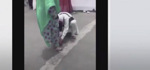كانت ترتدي الكرتون.. فيديو مؤثر: رجل أمن سعودي يقدم حذاءه لحاجة مسنة