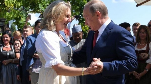 شاهد: بوتين يراقص وزيرة الخارجية النمساوية في حفل زفافها بمصنع "للنبيذ"