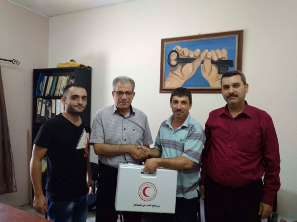 جمعية الهلال الأحمر الفلسطيني تتبرع بمبلغ مالي لنادي قلقيلية