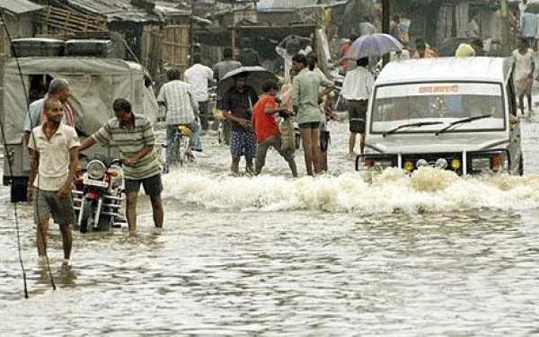 ارتفاع عدد قتلى الفيضانات بالهند ونزوح أكثر من نصف مليون إنسان