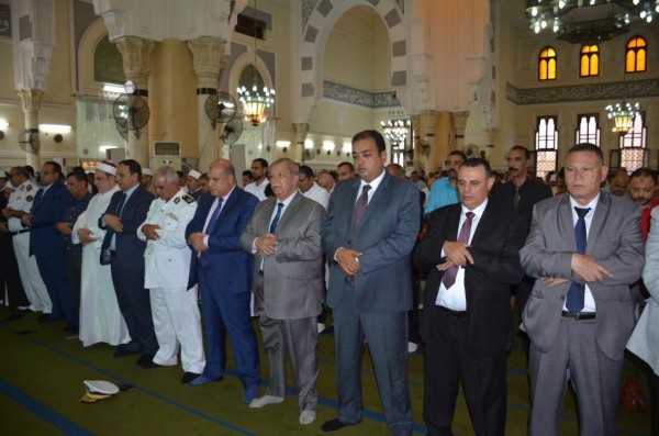 محافظ الاسماعيلية يؤدي شعائر صلاة عيد الاضحى المبارك بمسجد أبوبكر الصديق