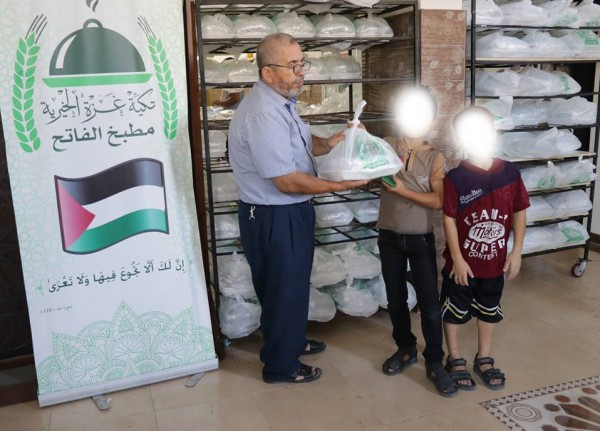 تكية غزة الخيرة توزيع 800 وجبة طعام على الأسر المستورة