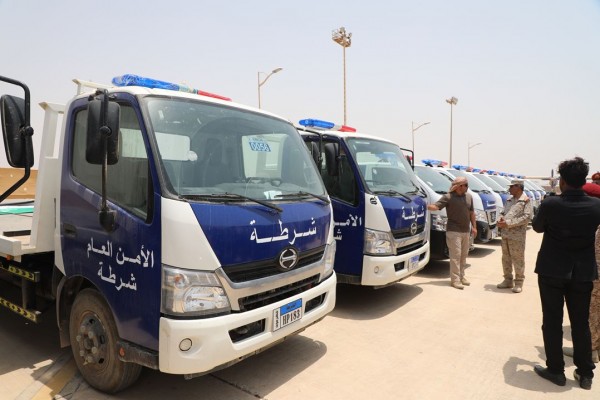 "الإمارات" تسلم "حضرموت" مركبات ومعدات خاصة بالأمن العام والشرطة