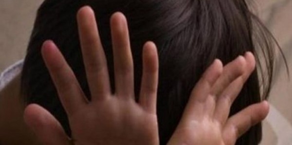 اعتاد ذلك بطريقة شاذة في الغابة.. مغربية تضبط زوجها متلبسًا مع فتاة مختلة عقليًا