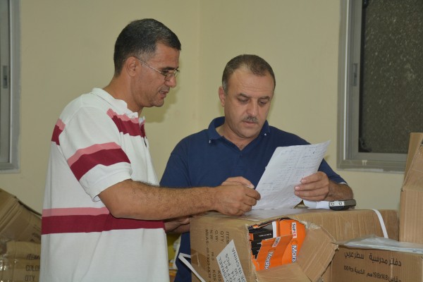 مركز يافا يوزع حقائب مدرسية على منتسبيه