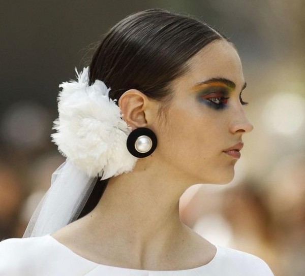صور: طرحة عروس Chanel لموسم خريف 2018 خيالية وساحرة