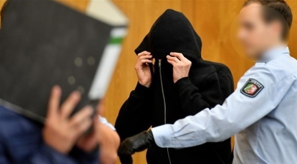 8 مراهقين يغتصبون فتاة صغيرة بشكل جماعي في ألمانيا