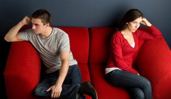 كيف تتعاملين مع زوجك الكاشف لأسرار عائلتكما خارج المنزل؟