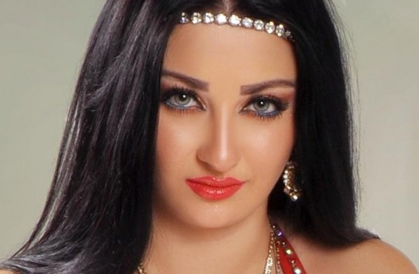 شاهدوا صافيناز بصور قديمة بـ"المايوه" في عمر الـ18