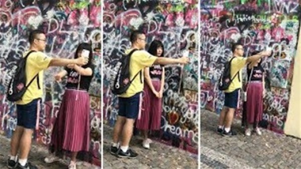 فتاة تستخدم حبيبها كعصا سيلفي لالتقاط صورة دون خجل