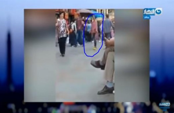 انعكست الآية.. رصد فيديو لفتاة عشرينية تتحرش بالشباب وسط القاهرة