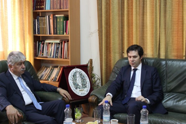مجدلاني يطلع القنصل اليوناني على اخر المستجدات السياسية والميدانية في الارض الفلسطينية