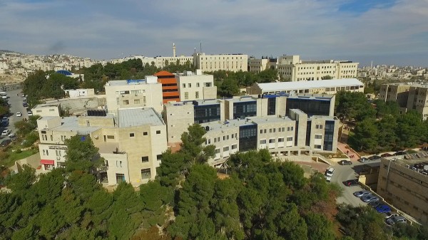 خريجو الكليات الطبية في جامعة القدس يحققون نسب نجاح شبه كاملة في امتحانات المزاولة