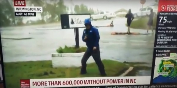 شاهد فضيحة مراسل طقس أمريكي خلال تغطيته إعصار "فلورنس"