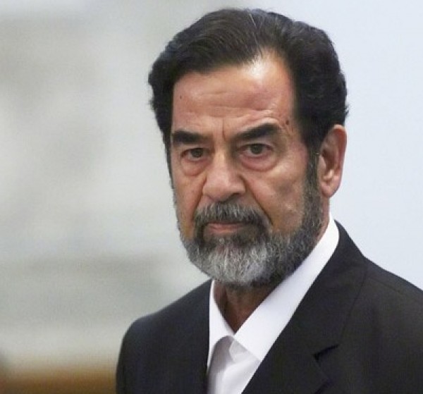 فيديو: لأول مرة.. الكشف عن رسالة مثيرة بعثها صدام حسين من محبسه