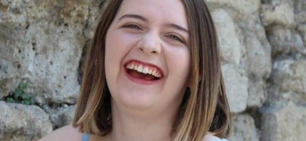صور مروعة لمراهقة تدفع ثمنًا غاليًا لالتقاط صورة بطريقة خاطئة