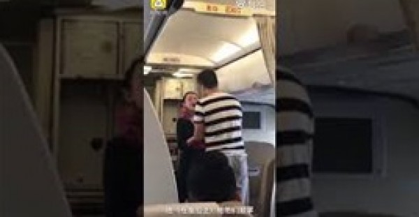رغم أنه يُذيب القلوب فصل مضيفة طيران بسبب مافعلته مع حبيبها على متن الطائرة 