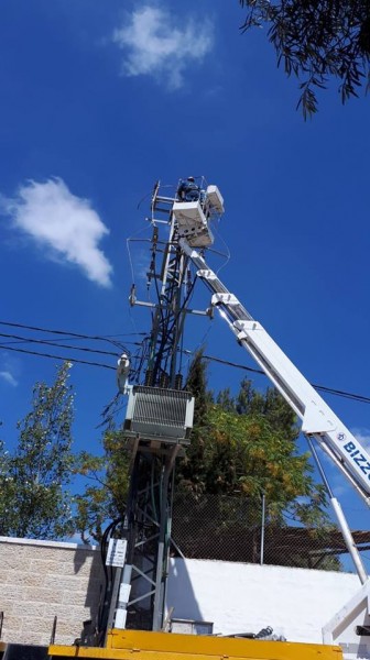 كهرباء القدس تواصل عمليات غسل الشبكات وخطوط الضغط العالي