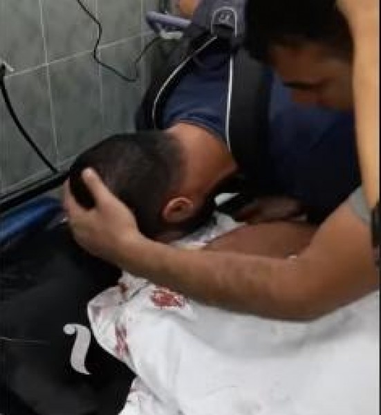 فيديو: لحظة وداع الشهيد مؤمن أبو عيادة بخانيونس جنوب القطاع