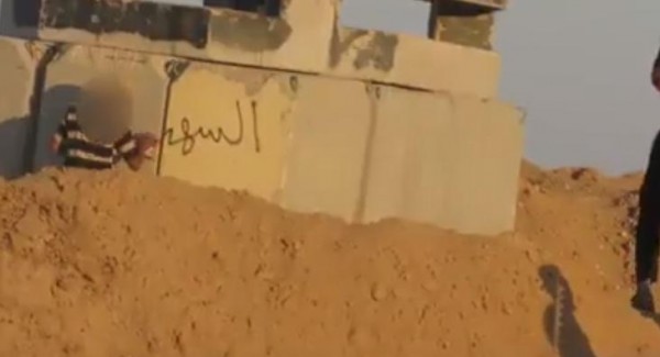 فيديو: شاهد كيف اقتحم الشبان ثكنة عسكرية لقناصة الاحتلال.. وماذا فعلوا؟
