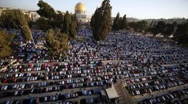أكثر من 40 ألف فلسطيني يؤدون الجمعة في رحاب "الأقصى"  9998911300