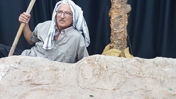 الفنان الفلسطيني أحمد أبو سلعوم يحرس المقبرة في مهرجان مسرحية 2018