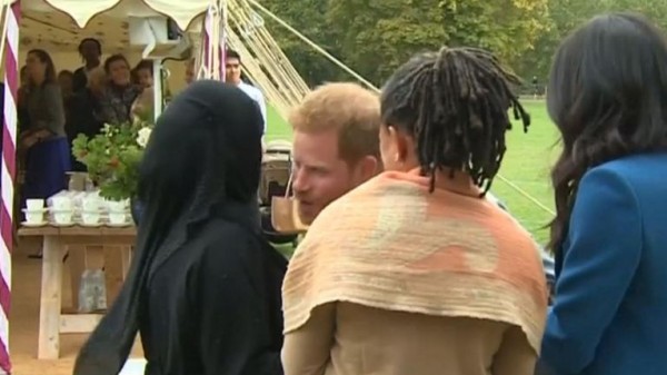 فيديو: الأمير هاري يحاول تقبيل امرأة محجبة.. شاهد رد فعلها؟