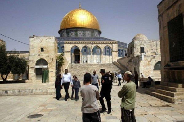 الاحتلال يبعد 4 مقدسيين عن المسجد الأقصى