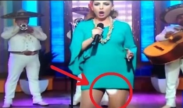 فيديو: موقف محرج لمغنية بعد سقوط "فوطتها الصحية" على المسرح