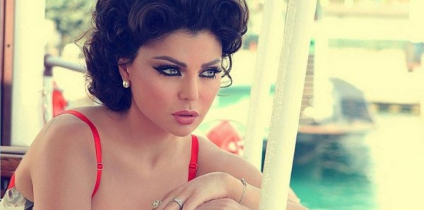 تختبئ في أحضانه.. هيفاء وهبي في صورة مثيرة للجدل مع مدير أعمالها