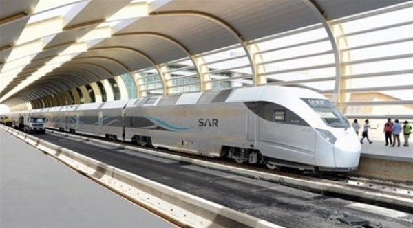 الملك سلمان يدشن أول قطار كهربائي سريع في الخليج