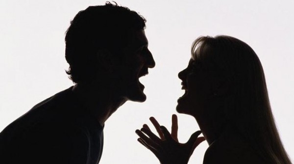 فقد "النطق" بسبب قُبلة زوجته المتوحشة