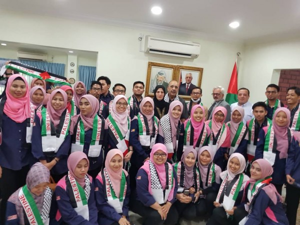 سفارة فلسطين بماليزيا تنظم وقفة تضامن مع الرئيس