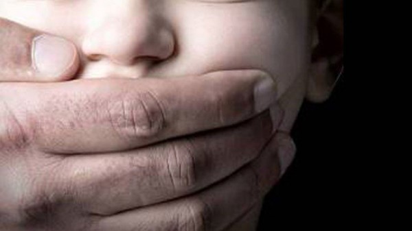مصرية تخطف طفلها بالتعاون مع "عشيقها".. لن تصدق السبب