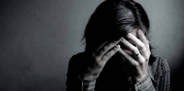 بسبب "الخيانة".. مصري يقتل زوجته ويستخدم يدها بطريقة بشعة لقتل ابنته