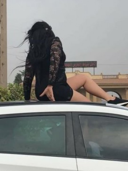 ماهو مصير الفتاة الراقصة فوق السيارة بالشارع العام في مصر؟