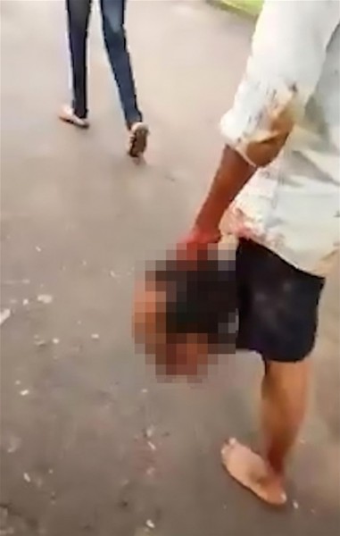 رجل يقطع رأس صديق طفولته ويحمله للشرطة بسبب مافعله بوالدته