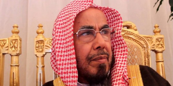 عالم دين سعودي يثير الجدل بما دعا النساء إليه