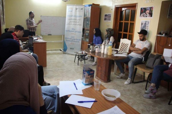 طاقم "يبوس" يقدم مهارات التحرير الصحفي للطلبة الجامعيين في نابلس