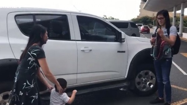 رجل يبتكر طريقة لتوديع طفله في المطار دون بكاء