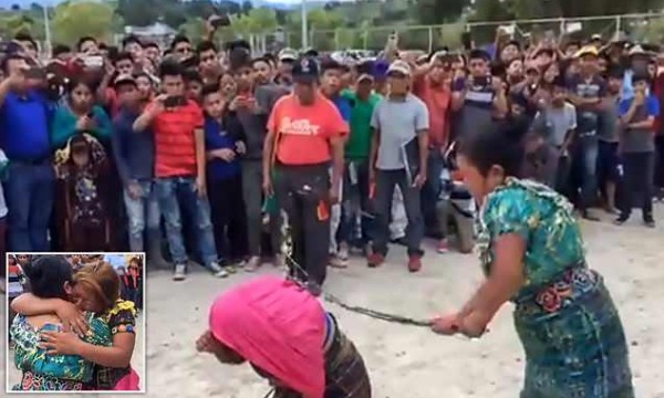 أم تجلد ابنتها أمام حشد كبير من الأهالي لسبب صادم