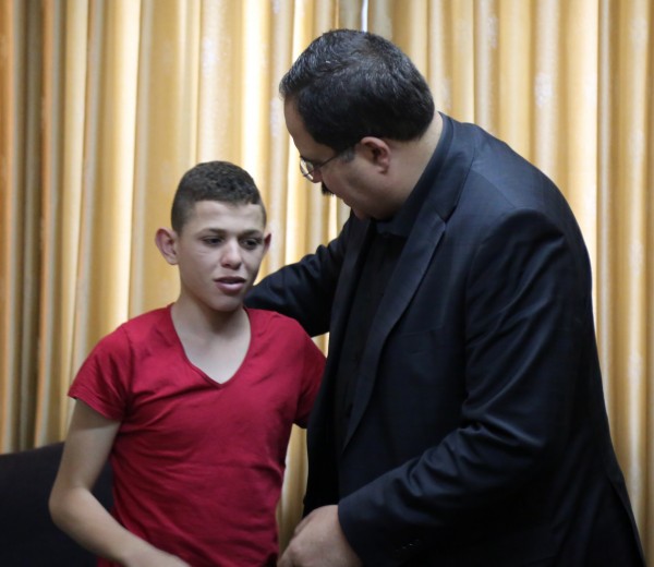 شاهد: طفل أفقده الاحتلال بصره يجلس على مقعد وزير التعليم