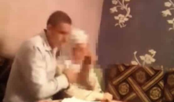 انتشار فيديو لمعلم مصري يتحرش بتلميذته أثناء درس خصوصي.. والتعليم يُؤكد ويكشف مصيره