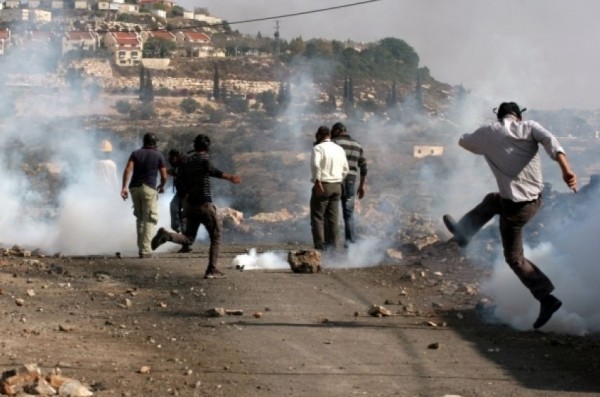 إصابات بالاختناق خلال قمع الاحتلال مسيرة نعلين الأسبوعية