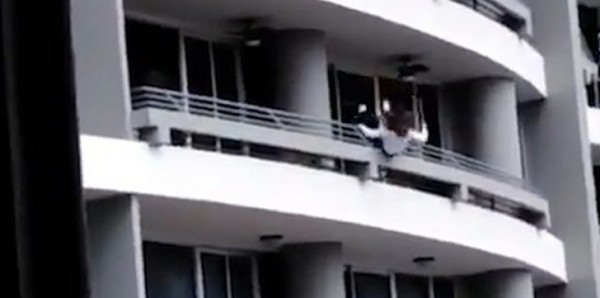 فيديو مروع: لحظة سقوط فتاة من شرفة بالطابق 27 أثناء التقاط سيلفي