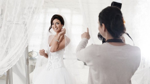 لن تصدّقي ماذا فعلت مصورة زفاف بـ"والدة" العروس للحصول على لقطة مثالية
